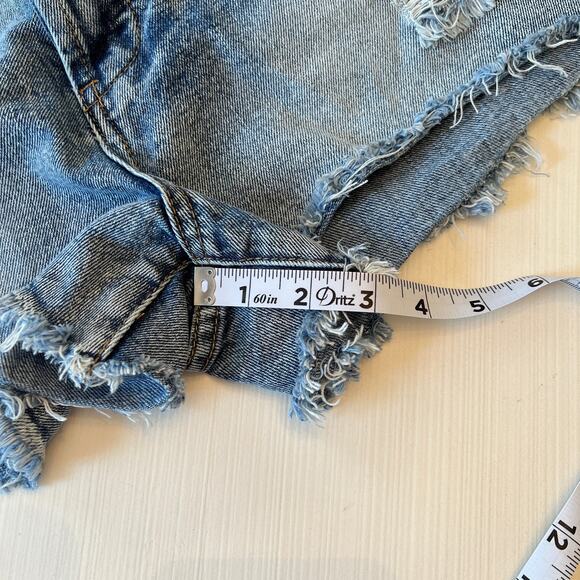 Blank NYC Distroyed Cut Off Button Fly Denim Shorts Medium Wash Women’s size 28 - Picture 8 of 10